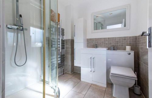 5Bed House with Games Room & Slide! Fast WiFI & FREE Parking - Photo 18