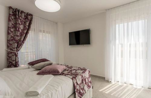 Luxe villa with pool, jacuzzi, and sauna - Foto 9