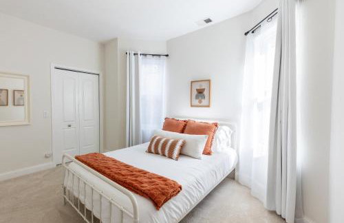 Uptown Bright & Modern Apt - Steps to Lake, Train, Amazing Food & Free Parking - Photo 3