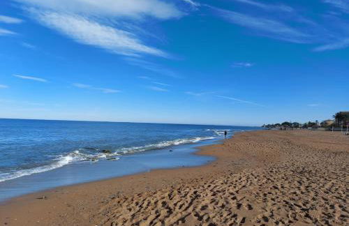 Estupendo apartamento en primera línea de playa y con vistas al mar - Foto 14