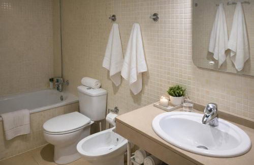 Cozy & Bright 2BR with Balcony, Pool & Garden View- Fenals - Foto 9