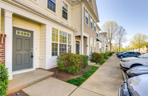 Townhome with Community Pool 11 Mi to Dtwn Raleigh! - Foto 2