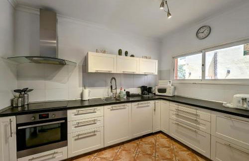 Comfortable 2-Bedroom Duplex in Playa Paraiso with Ocean View, Balcony, and Shared Pool - Photo 27