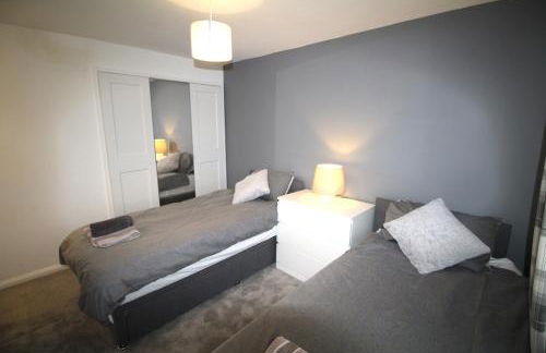 3 Bedroom House - Parking - Wifi - Fully Refurbished Throughout - New Kitchen & Bathroom - Foto 19