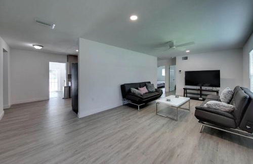 Spacious Home Sleeps 16 - Private Pool Near IMG - Foto 25