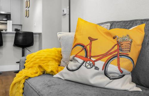 Luxe King Suite, Cozy Sectional, Gym, Pool, U of A - Photo 14