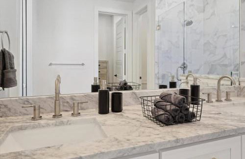 3-BD Luxury Living w Rooftop Garden Views - Photo 17