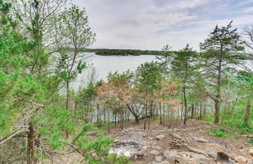 Lavish Retreat with Decks, Steps to Table Rock Lake! - Foto 33