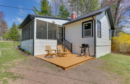 Walk to White Lake Family Home with Deck and BBQ - Foto 3