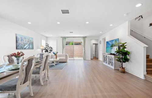 Spacious 5BR Getaway w Game Room & Modern Comfort - Photo 66