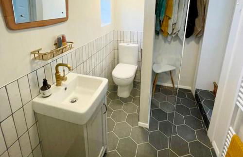 Flat1Hove- renovated, 2BR, patio, beach, free onsite parking - Foto 16