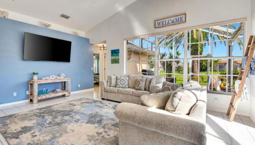 Spacious Canal-View Home with Pool and Game Room - Foto 5