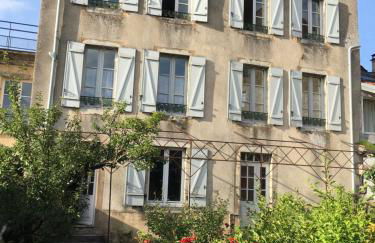 Grands Gîtes de charme avec jardin, lieu calme et paisible en plein coeur d'Arbois, linge inclu, lits faits à l'arrivée et ménage en fin de séjour - Foto 1