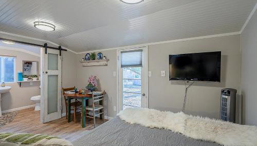 Cute Peaceful Tiny House Getaway w Backyard - Foto 4