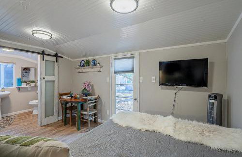 Cute Peaceful Tiny House Getaway w Backyard - Foto 4