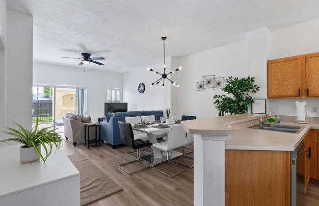 Amazing 3BR 2BA Townhome With Lake View at Terra Verde! - Foto 28