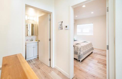 Modern 3 Bedroom 3 Level Loft in Hollywood Sleeps 10 Free Gated Parking Full Kitchen - Photo 26