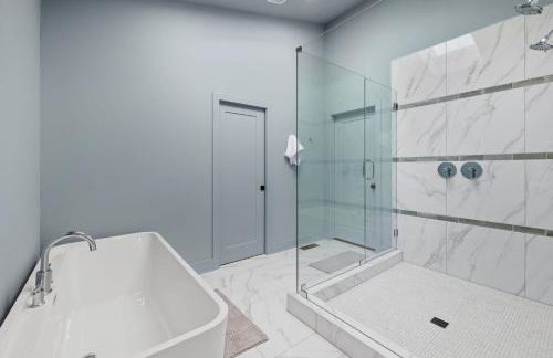 Lakeside Luxe-Lake Access-Hot Tub-Amazing Patio - Foto 19