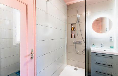 Luna - Cosy Appartement 50m2 - Place Parking Privé -Ascenseur - Position Centrale Gare - Pompidou - Nouvelle Ville - 2 à 4 Personnes - Foto 23