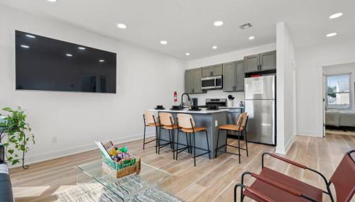 NYC Access 4BR Duplex Sleeps 10, Free Parking - Foto 2