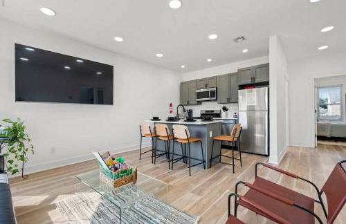 NYC Access 4BR Duplex Sleeps 10, Free Parking - Foto 2