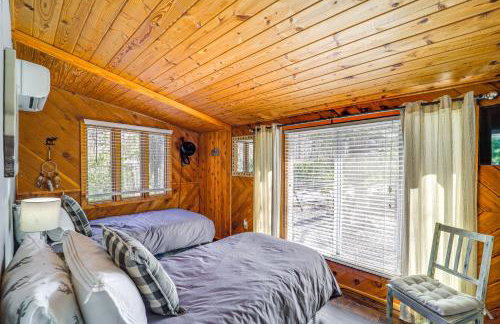 Near Lake and Trails Rustic Newland Cabin with Deck! - Foto 17