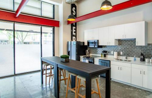 Historic Downtown Loft with Modern Flare - Foto 17