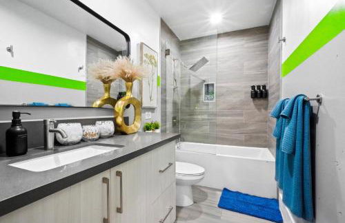 C- Vibrant and Glam NoHo Pad near U-Studios and H-Sign - Foto 28