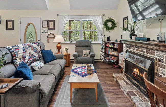 Ridge Retreat by Avantstay Game Room, Covered Porch, & Fire Pit! - Photo 8