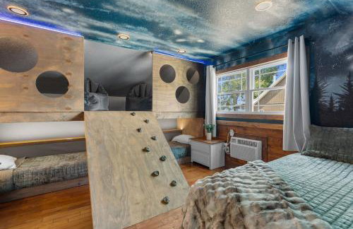 Wood Haven Cabin with a hot tub fire pit & indoor pool - Photo 28