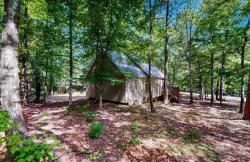 1 Mi to Pickwick Lake! Tranquil Wooded Cabin - Foto 26
