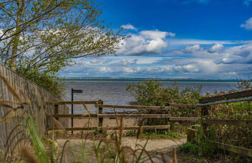 Stone's Throw Away from the English Channel! -Family and Dog Friendly - Foto 28