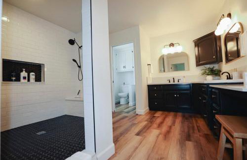 Riverfront Beauty with Pickle Ball Court - Foto 33