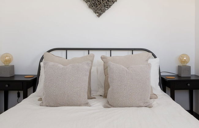 Gorgeous Home for 12 - Walk to Beach - Sea View - Photo 33