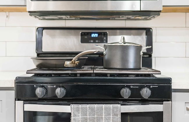 Charming Escape With Stylish Decor & Outdoor Space - Foto 19