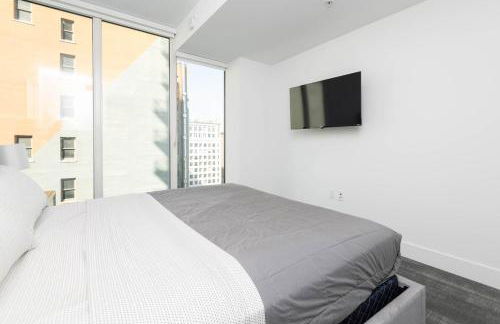 Stylish 3BR High-Rise with Pool, Hot Tub & Rooftop Views - Foto 28