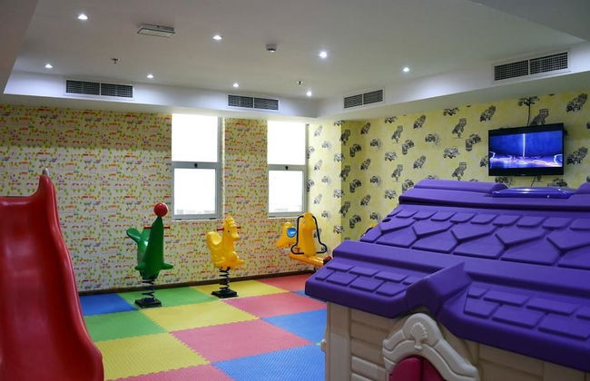 President Waves - Photo 29