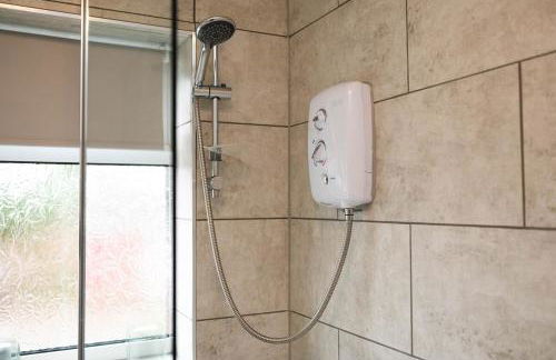 #34 Two bed apt Private Parking Stylish & homely - Photo 31