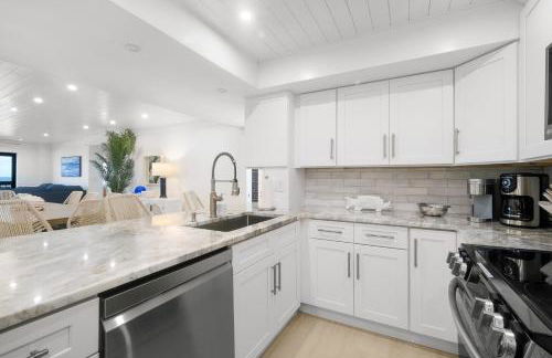 Luxury direct oceanfront corner with large private balcony, heated pool and garage - Photo 5