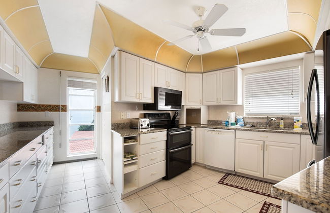 232 South Harbor Upstairs 3 Bedroom Apts by RedAwning - Photo 7