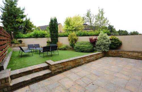 Spacious Dewsbury Home, 8 beds, sleeps 10, Free Parking and Wifi, 3 TVs, Close to motorways - Foto 20