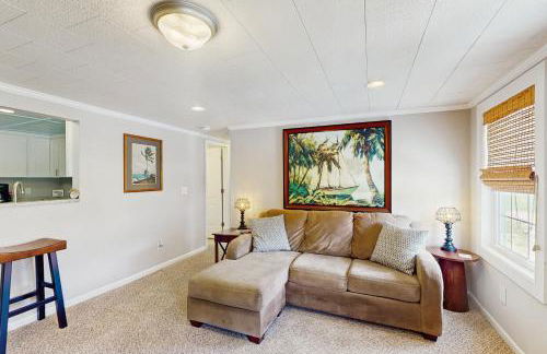 Dog-friendly coastal home with enclosed yard and boat parking available - Foto 1