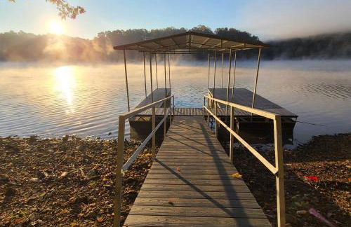 Lakefront Rest-Ashored Home with Private Dock! - Foto 31