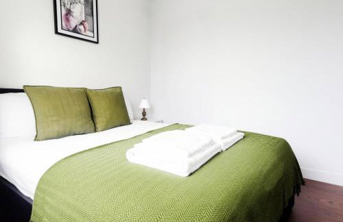 Spacious 3BR Weekend Getaway Home Near Etihad and Coop Live - Free Parking! - Foto 17