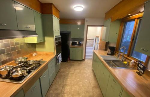 Spacious 3 Bedroom Home with Game Room and Parking - Foto 3