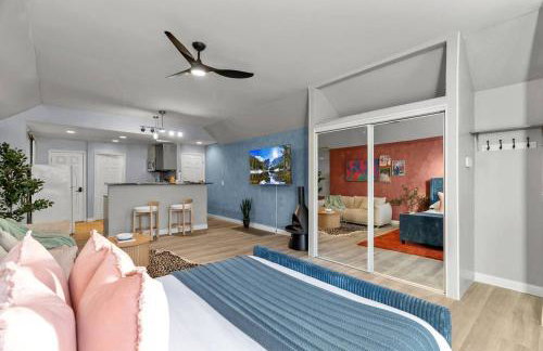 Stylish 2BR Dual-Kitchen Retreat Near Forest Park - Photo 18