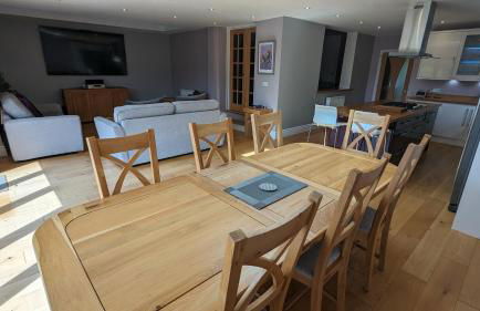 Cheltenham large house with gym, bar & hot tub - Photo 3