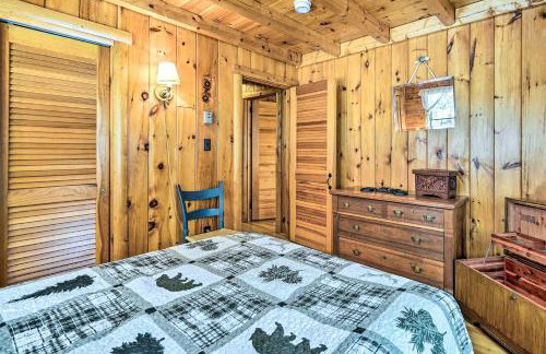 Andover Cabin Retreat with Hot Tub and Fireplace! - Foto 15