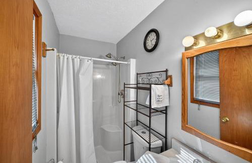 Cozy Retreat with Hot Tub in Peaceful Goshen home - Foto 23