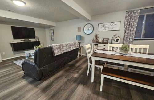 Centrally Located 1500 SqFt Private Guest Suite with Hot Tub - Foto 1